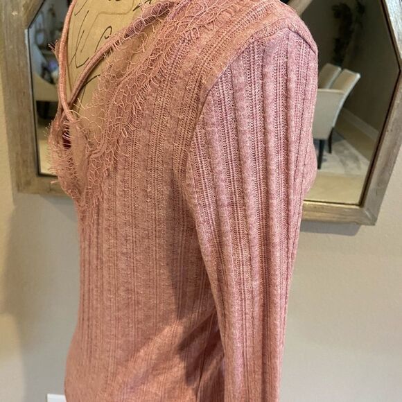 NWOT ALMOST FAMOUS LACE VNECK BLOUSE 3/4 SLEEVE - JUNIOR MEDIUM - Picture 4 of 8